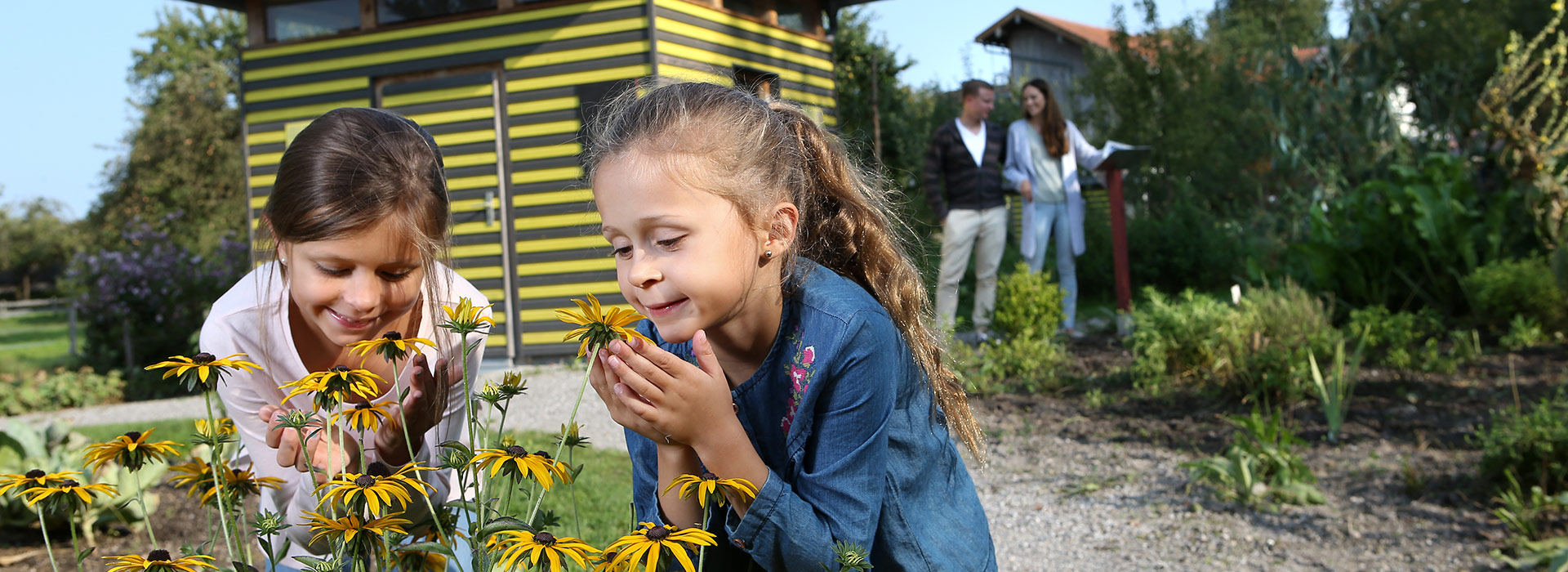 Kinder riechen an Blumen